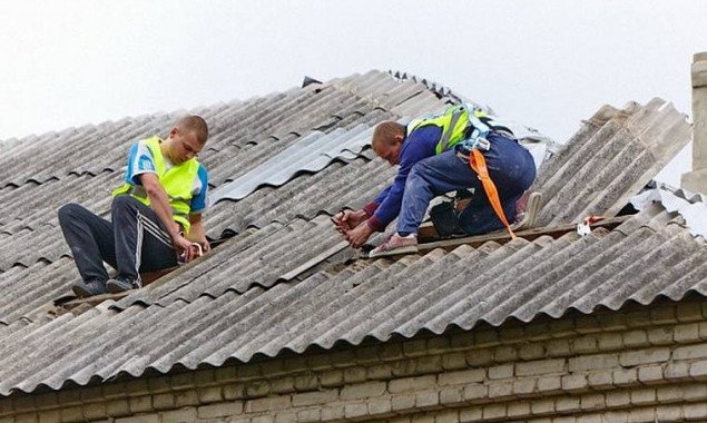 Главу коммунальной управляющей компании Подольского района просят пояснить, куда делись почти полмиллиона гривен на ремонт крыши жилого дома