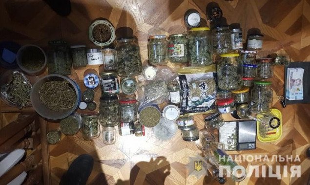 На столичной Оболони 26-летний киевлянин в арендованной квартире организовал розничную торговлю наркотиками (фото)