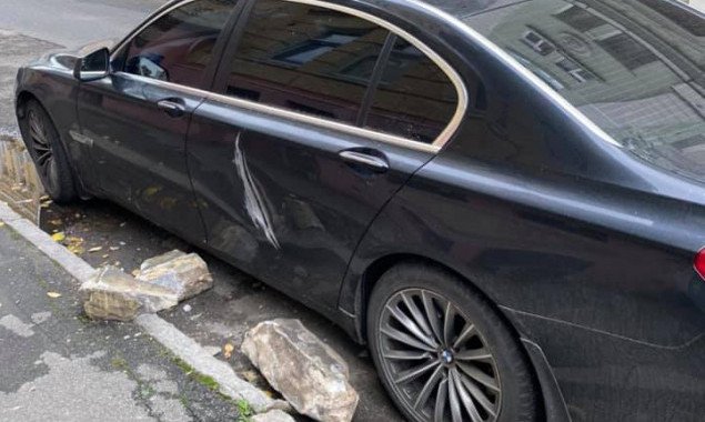 В центре Киева отколовшийся от балкона бетон повредил автомобиль - соцсети (фото)