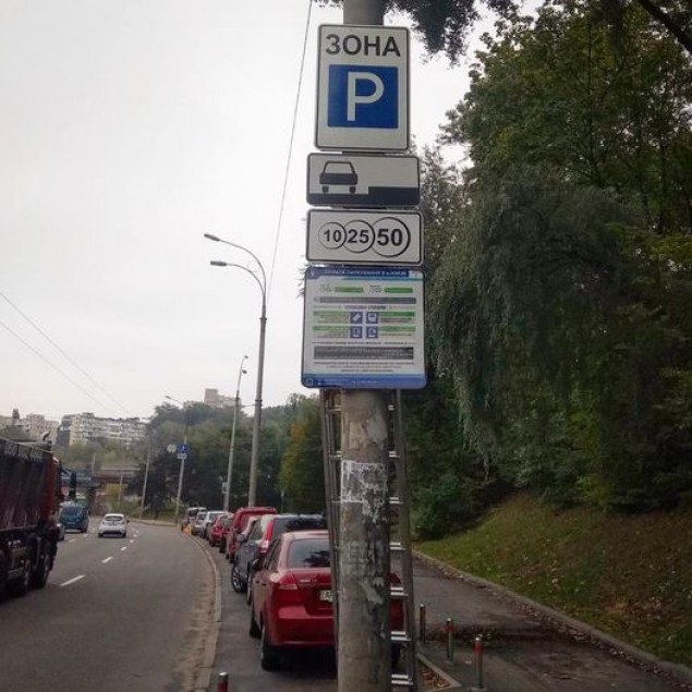 Коммунальщики отчитались об обустройстве парковочных площадок в трех районах Киева (адреса)