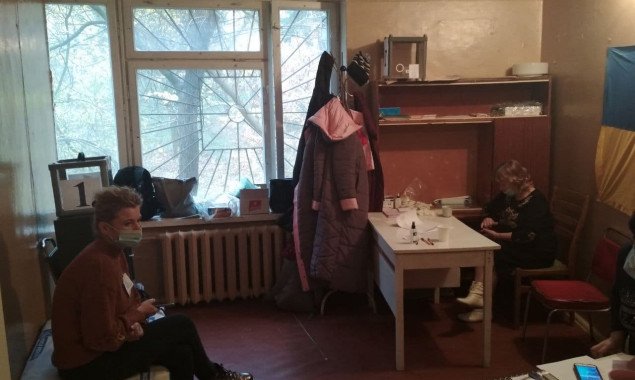 На Киевщине на избирательных участках Украинки не хватает урн и кабинок для голосования (фото, видео)