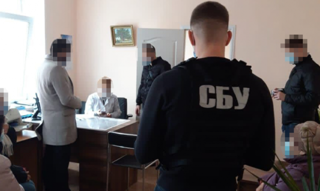 Двоих врачей задержали в Киеве на получении взятки за присвоение группы инвалидности