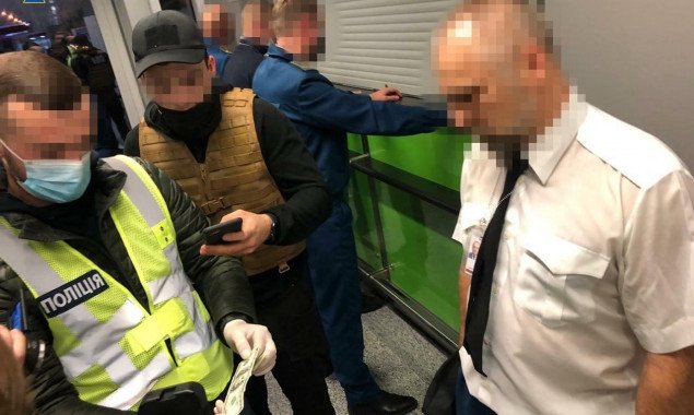 СБУ подозревает таможенников аэропорта “Борисполь” в системном вымогательстве взяток (фото)