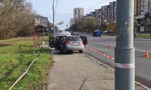 На проспекте Лобановского в Киеве автомобиль протаранил остановку и загорелся (видео)