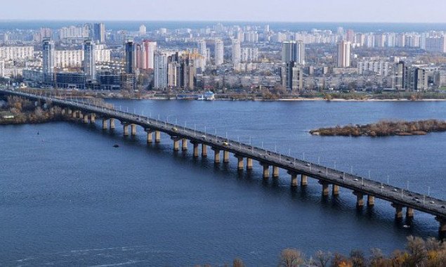 В Киеве ограничили движение на мосту Патона из-за сообщения о минировании