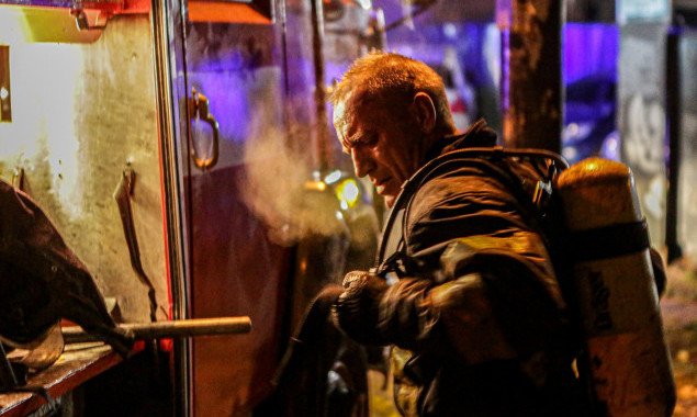 При ликвидации пожара в Киеве бойцы ГСЧС спасли четырех человек (фото)