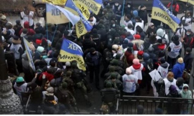 Под стенами ВР произошли столкновения между полицией и участниками акции протеста (фото, видео)