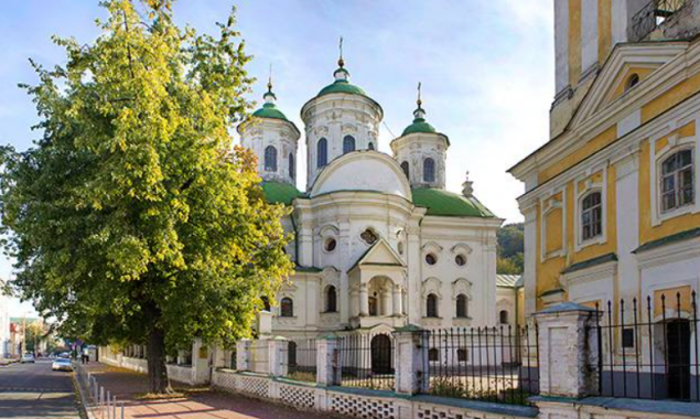 Киевские власти похвалились завершением реставрации ограды Покровской церкви (фото)