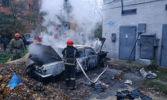 За сутки спасатели трижды выезжали на ликвидацию автомобильных пожаров в Киеве (видео)