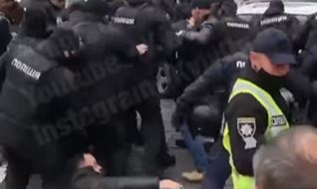 В центре Киева произошли столкновения между “евробляхерами” и полицией (видео)