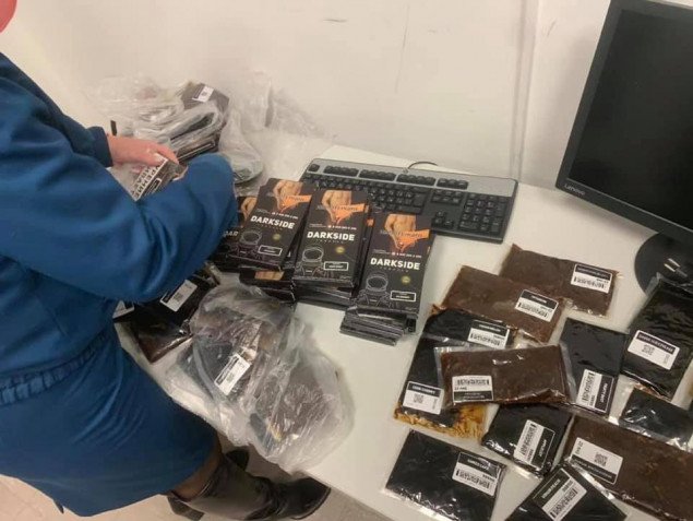 В “Борисполе” у россиянина изъяли почти 27 кг табака для кальяна