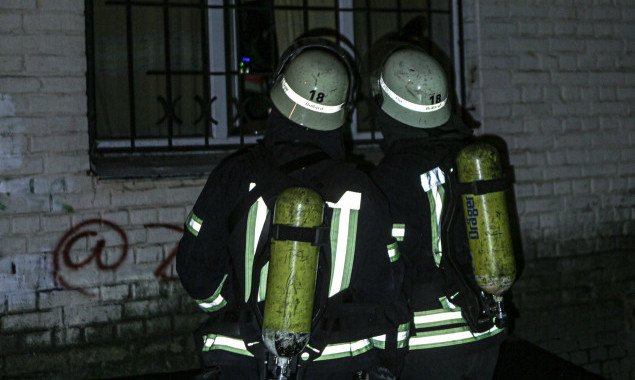 Ночью в Киеве во время тушения пожара в общежитии на улице Гарматной были эвакуированы 120 человек (фото)