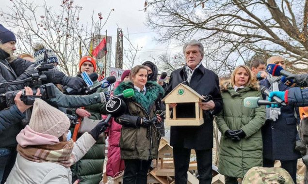 Третий президент Украины Виктор Ющенко принял участие во всеукраинской акции “Накорми птиц зимой" в Голосеевском парке (фото)