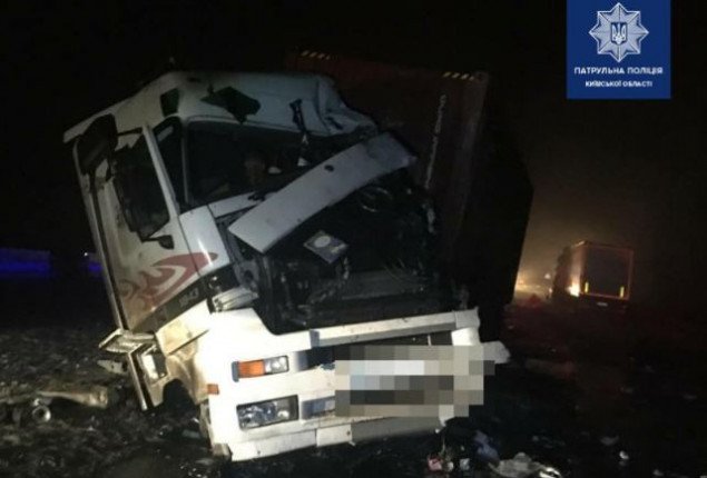 На Киевщине в результате столкновения грузовиков погиб водитель (фото)