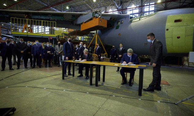 Минобороны в присутствии Зеленского заказало у “Антонова” три новых самолета Ан-178 (фото)