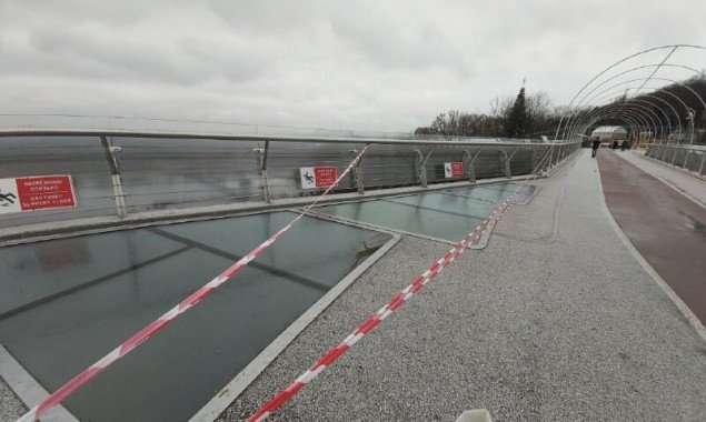 На “мосту Кличко” неизвестные повредили секцию стеклянного пола (фото)