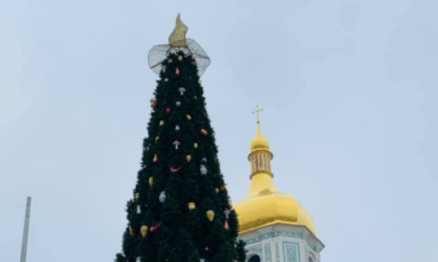 Главную елку страны вместо рождественской звезды увенчала гигантская шляпа волшебника (фото)