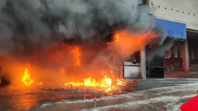 На бульваре Шевченко произошел масштабный пожар в заведении общественного питания (фото, видео)