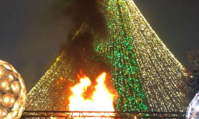 Новогодняя елка на Софиевской площади в Киеве загорелась во время открытия (фото, видео)