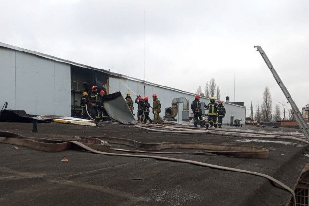 На территории завода компании “Киевхлеб” произошел пожар (фото, видео)