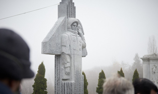В Киеве открыли памятник  на могиле первого космонавта Украины Леонида Каденюка (фото)