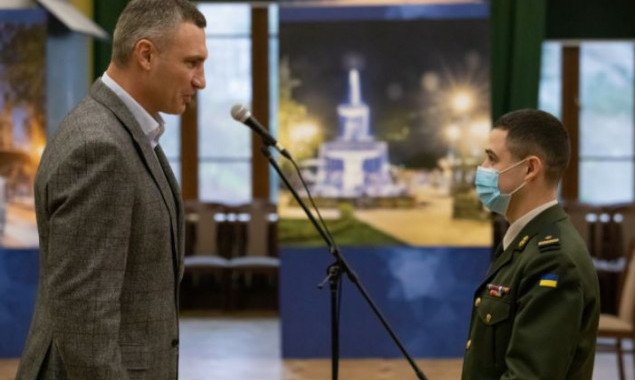 Накануне Дня Вооруженных сил Кличко вручил 24 ордера на новые квартиры киевлянами-участниками АТО