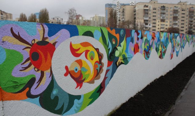 Самая длинная Самчиковская роспись Украины появилась в Дарницком районе Киева (фото)