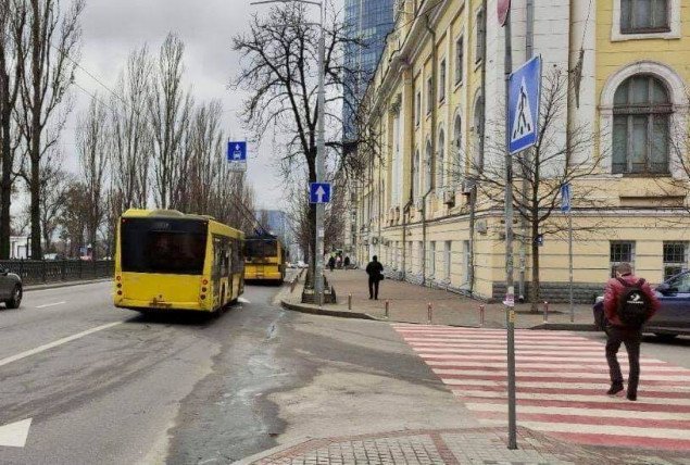 Коммунальщики Киева назвали улицу, где автомобилисты чаще всего выезжают на полосу общественного транспорта