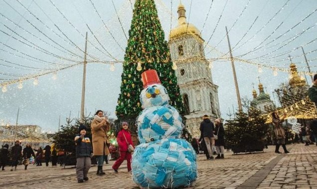 На Софийской площади Киева популярным объектом для фотосъемок стал снеговик из медицинских масок (фото)