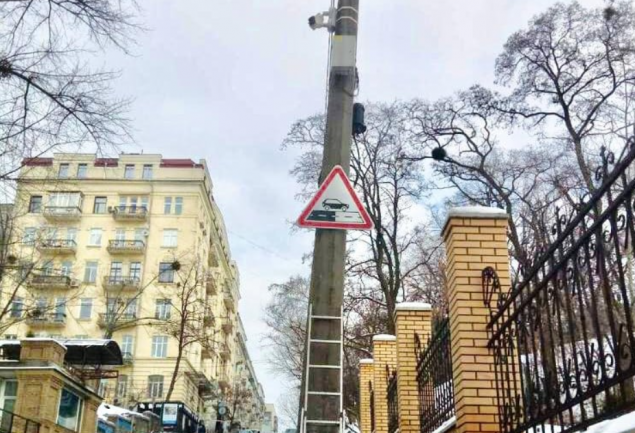 На столичных дорогах впервые в Украине установили дорожные знаки “изменение покрытия”