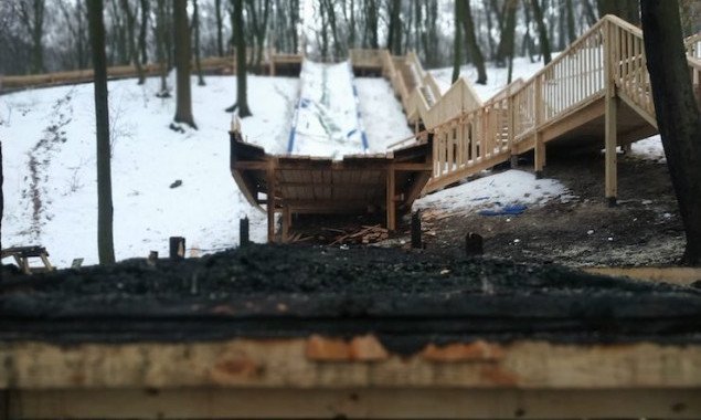 В Голосеевском парке столицы сгорела часть недостроенного аттракциона, против которого выступали местные жители (фото)