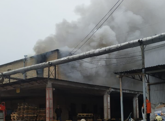 Столичные спасатели ликвидировали пожар в офисно-складском помещении “Укррыбы” (фото, видео)