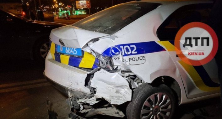 В Киеве пьяный водитель врезался в машину патрульных и травмировал девушку-полицейскую (фото, видео)