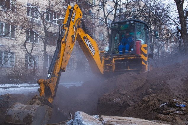 За несколько дней морозов в Киеве около сотни труб сетей отопления были повреждены (фото)