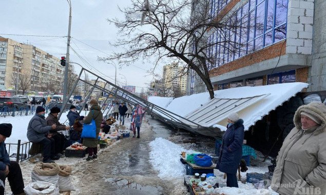 Неподалеку от станции метро “Героев Днепра” рухнул навес, под которым находился стихийный рынок (фото)