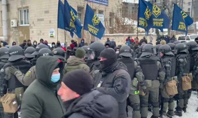 “Нацкорпус” заявил о блокировании “титушек” в центре Киева, которые готовили провокации из-за закрытия каналов Медведчука (фото, видео)