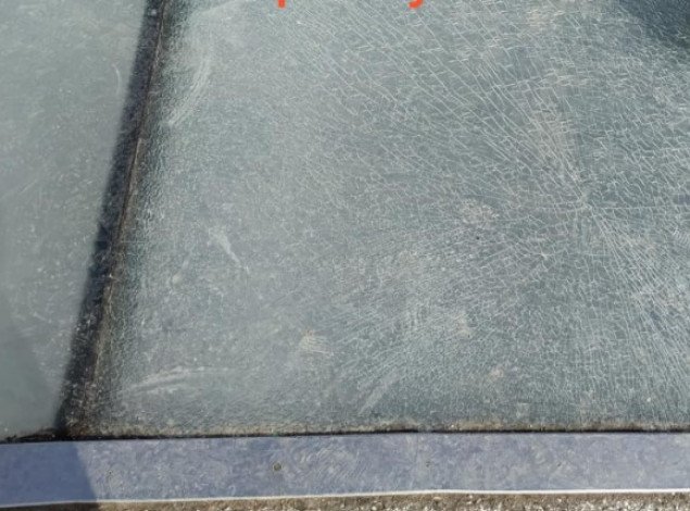 На секции стеклянного пола “моста Кличко” над Владимирским спуском опять появились трещины (фото)