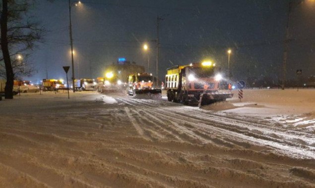 Столичные коммунальщики расчищают дороги уже более 30 часов, а киевляне из-за снегопада не могут попасть на работу (фото, видео)