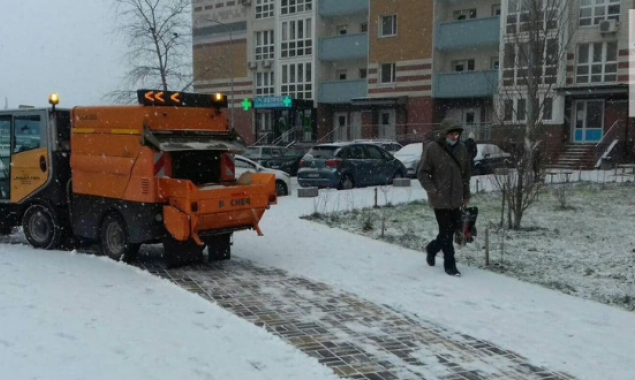 За первый день февраля в Киеве выписали почти полтысячи предписаний на уборку снега