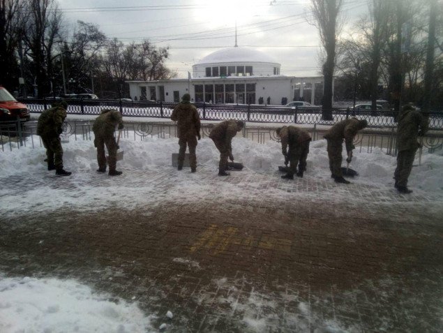 Президентский полк привлекли к уборке снега с улиц Киева (фото)
