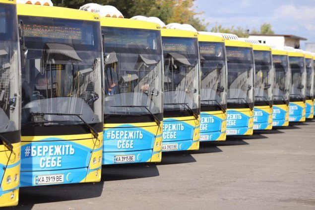 С сегодняшнего дня, 26 марта, наземный общественный транспорт Киева сможет перевозить больше пассажиров