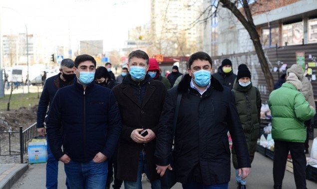 В Киеве наведут порядок со стихийной торговлей возле станции метро “Героев Днепра”