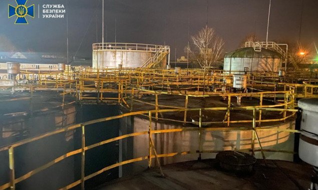 СБУ разоблачила производство контрафактного топлива на нефтебазе в Киевской области