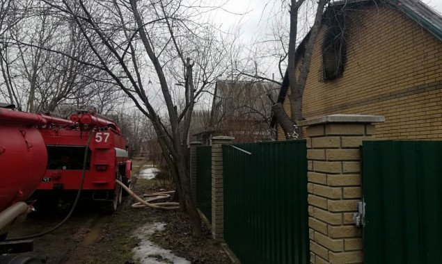 На Киевщине при ликвидации пожара в дачном домике нашли тело мужчины