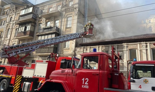Из-за пожара перекрыто движение по улице в центре Киева