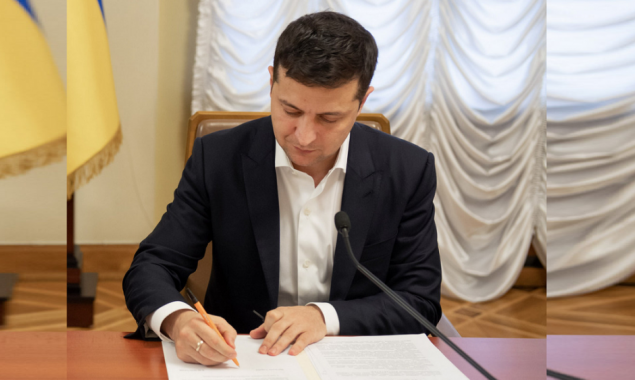 Президент Зеленский подписал закон о переходе на электронные трудовые книжки