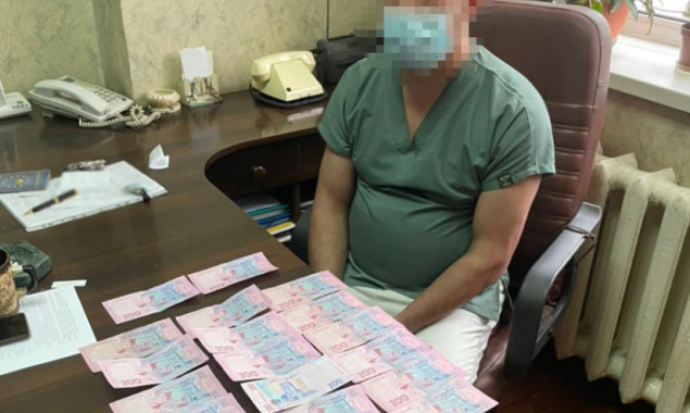 В Киеве заведующего патологоанатомическим отделением и врача задержали за вымогательство при выдаче тела умершей от COVID-19 (фото)