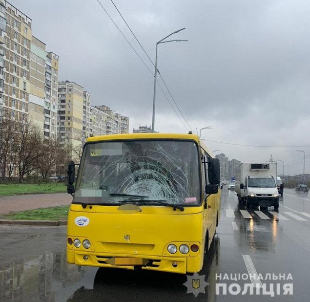 В Киеве маршрутка насмерть сбила женщину