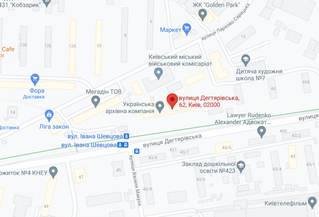 Киевляне жалуются на мусор и бездомных на месте сгоревшего отельного комплекса на улице Дегтяревской