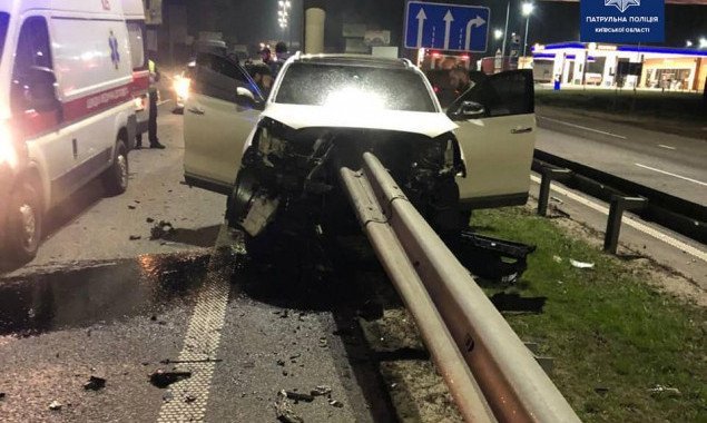 Под Киевом водитель уснул за рулем и отбойник буквально насквозь пробил автомобиль (фото, видео)